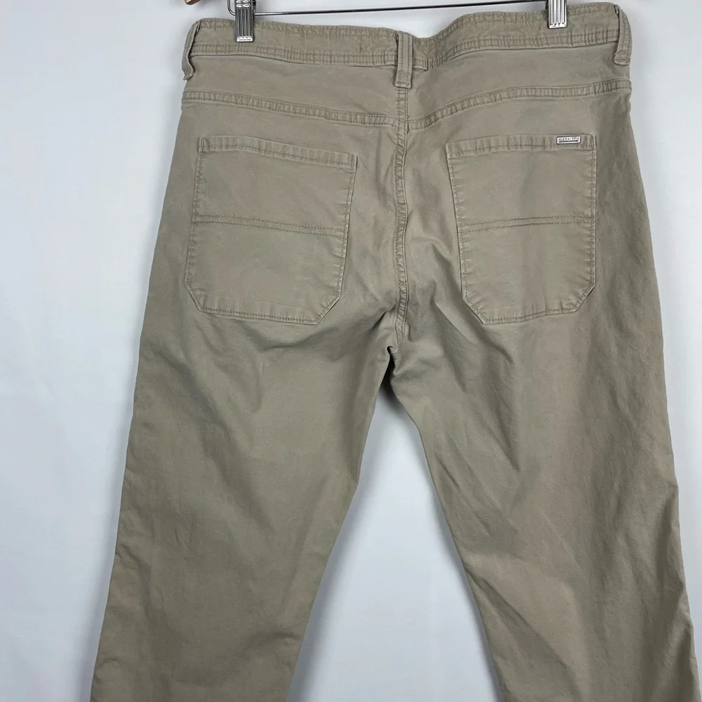 Signature by Levi Strauss Men's Relaxed Khaki Jeans 36